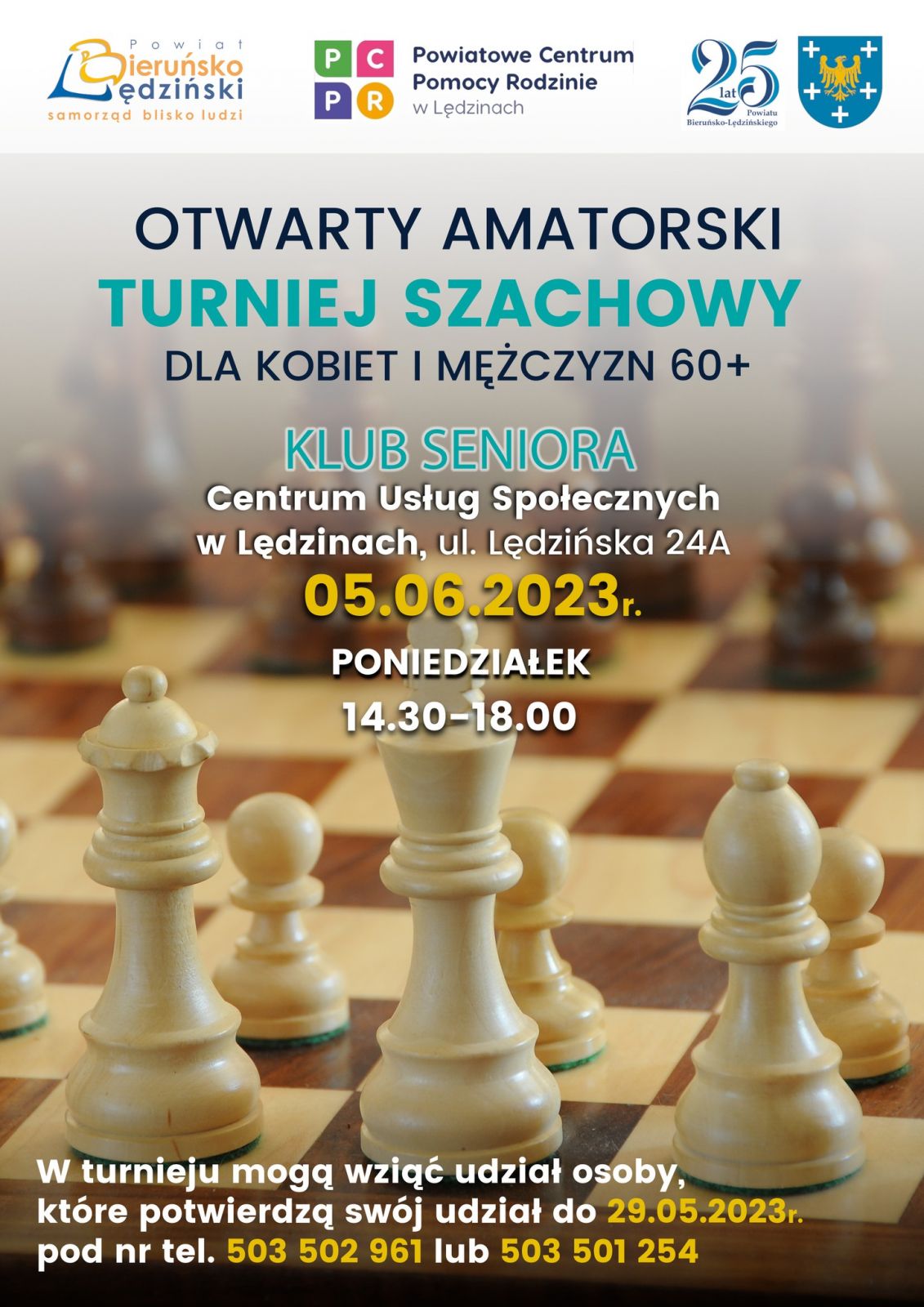 Plakat informacyjny z szachownicą w tle